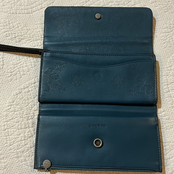 Desigual Deva reversible wallet/wristlet NEW - Picture 3 of 9
